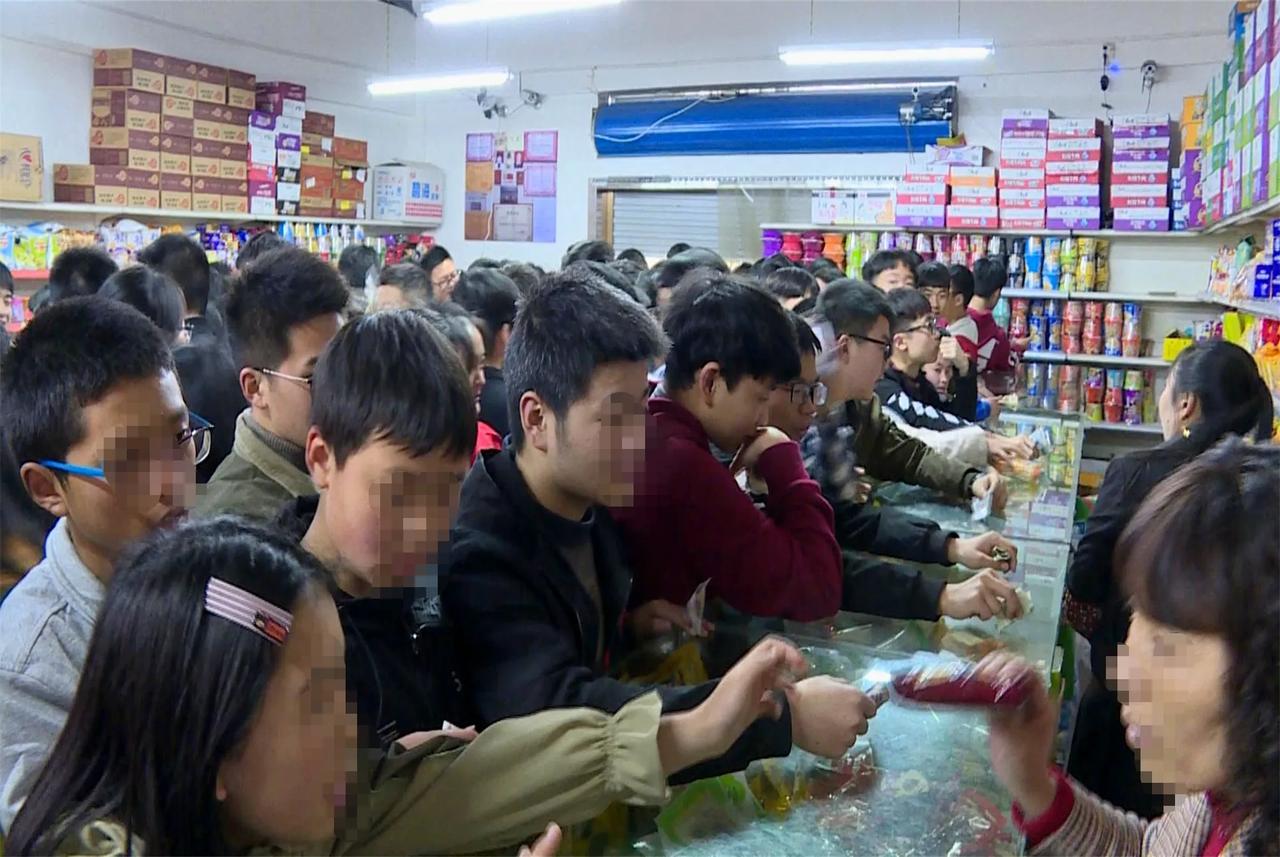 不得不说汉字的博大精深，一个“原则上”，这规定就等于是废了。能开小卖部的，有几个