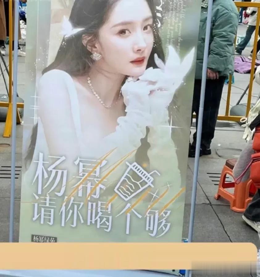 微博之夜各大明星的场外应援，每一家的粉丝都好拼[捂脸][捂脸][捂脸]他们都不用
