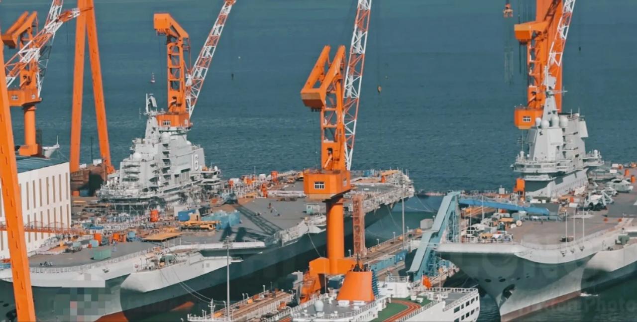 印度航母下饺子，两艘印度航母“维克兰特”号的后续姊妹舰正停泊在印度最大的造船厂—