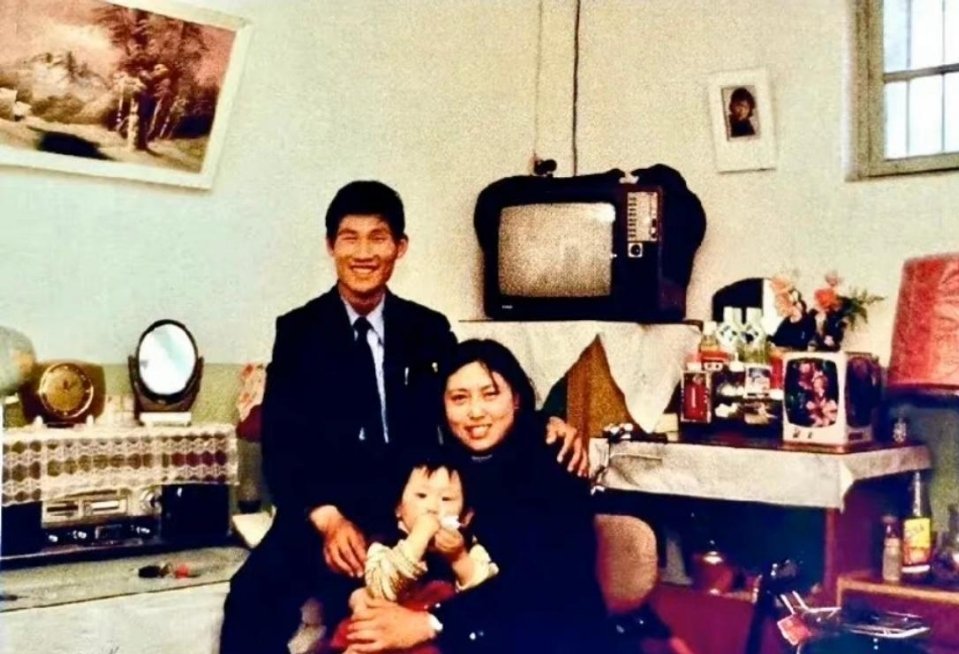 1987年天津。上个世纪，塘沽县一个“万元户”在家里拍全家福。家里所有值得炫耀的