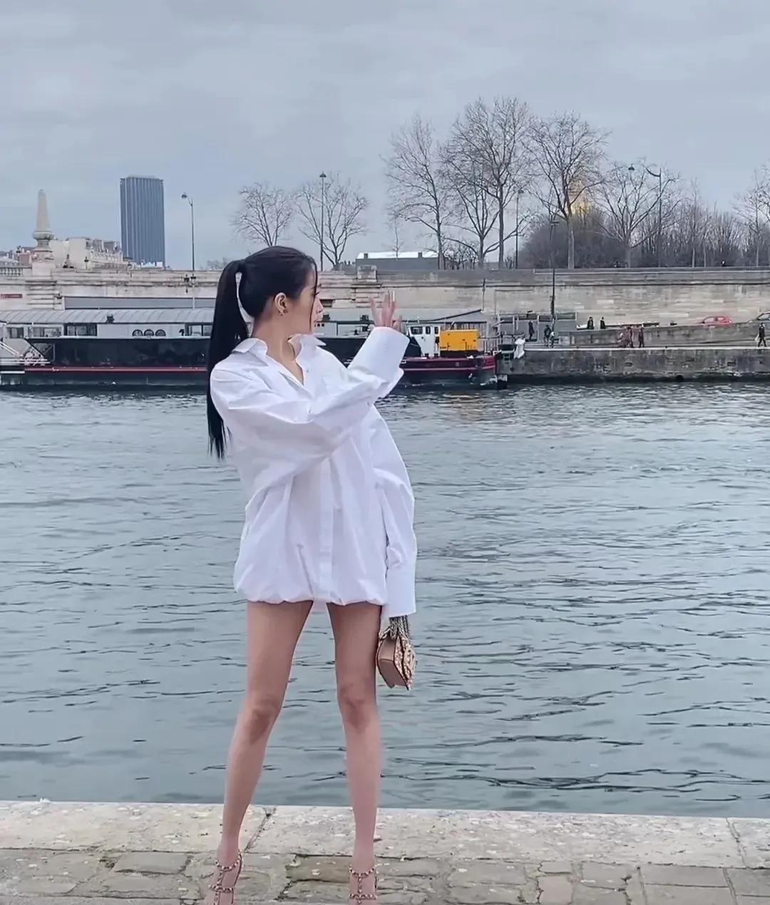 关晓彤是真美，扎着高马尾站在码头摆拍，看上去青春洋溢，活力满满，没有P图没有美颜