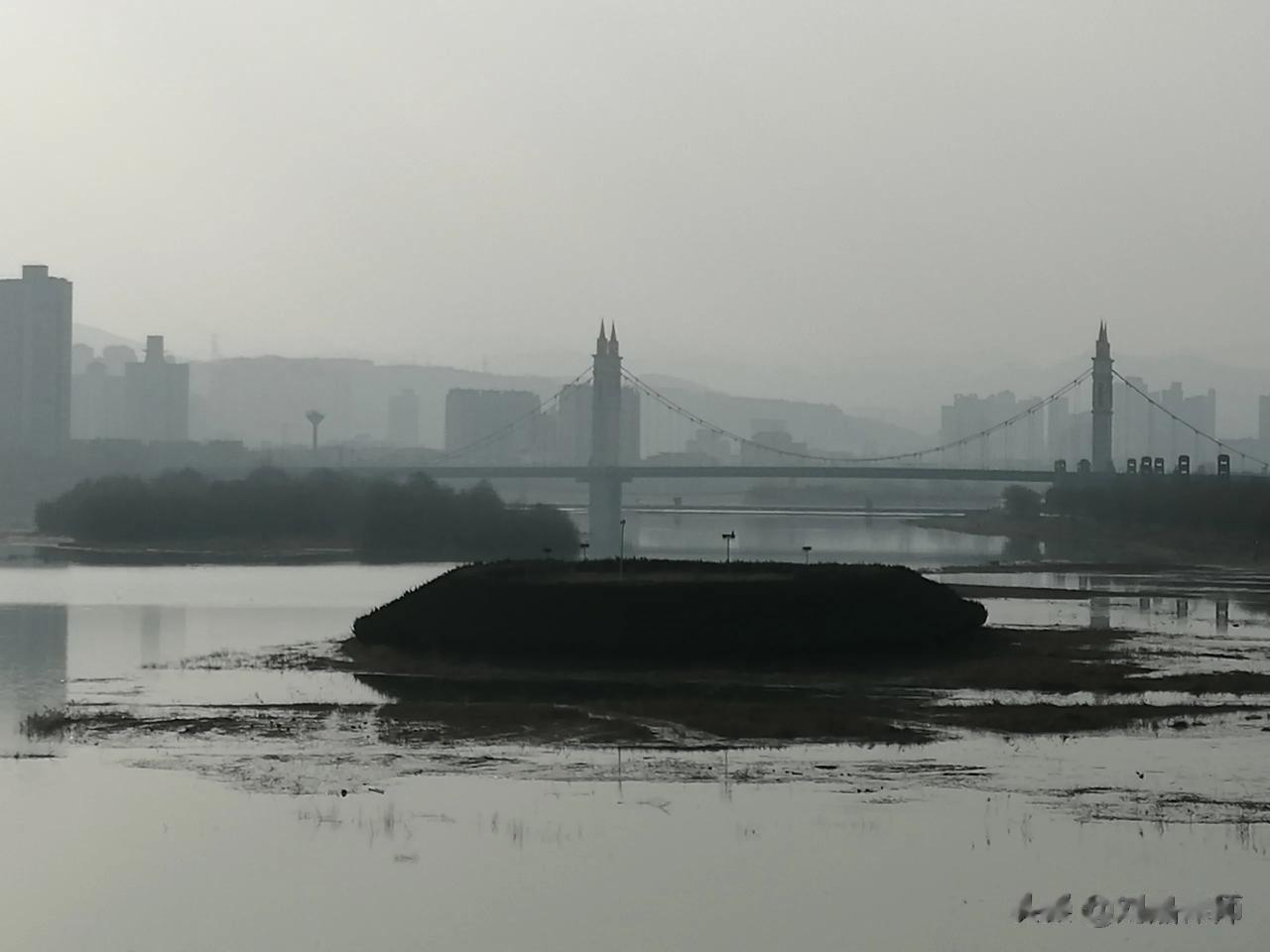 宝鸡在石鼓阁附近，渭河道中间有