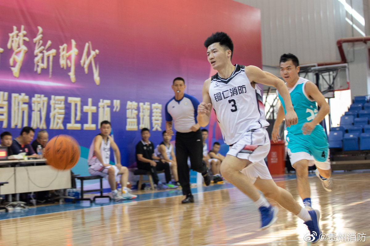 球场上的蓝朋友 也是闪闪发光的