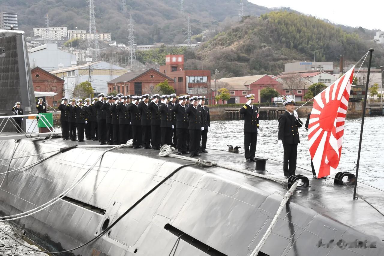 功德圆满、光荣退役，服役25年整的日本海上自卫队轻潮级潜艇领头舰亲潮号于前日在吴