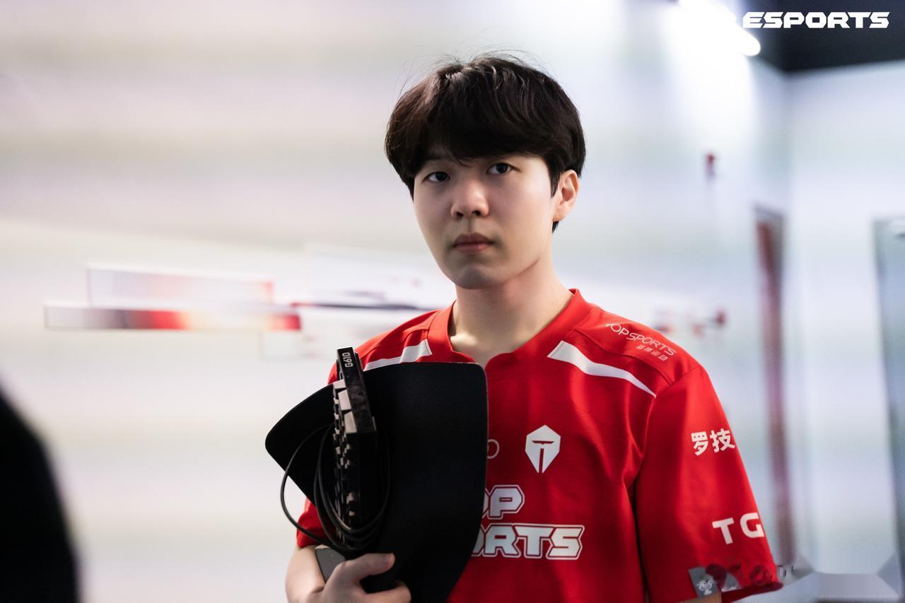 Rookie成为全球首位单联赛3000杀的选手！

在TES和OMG季后赛中，R