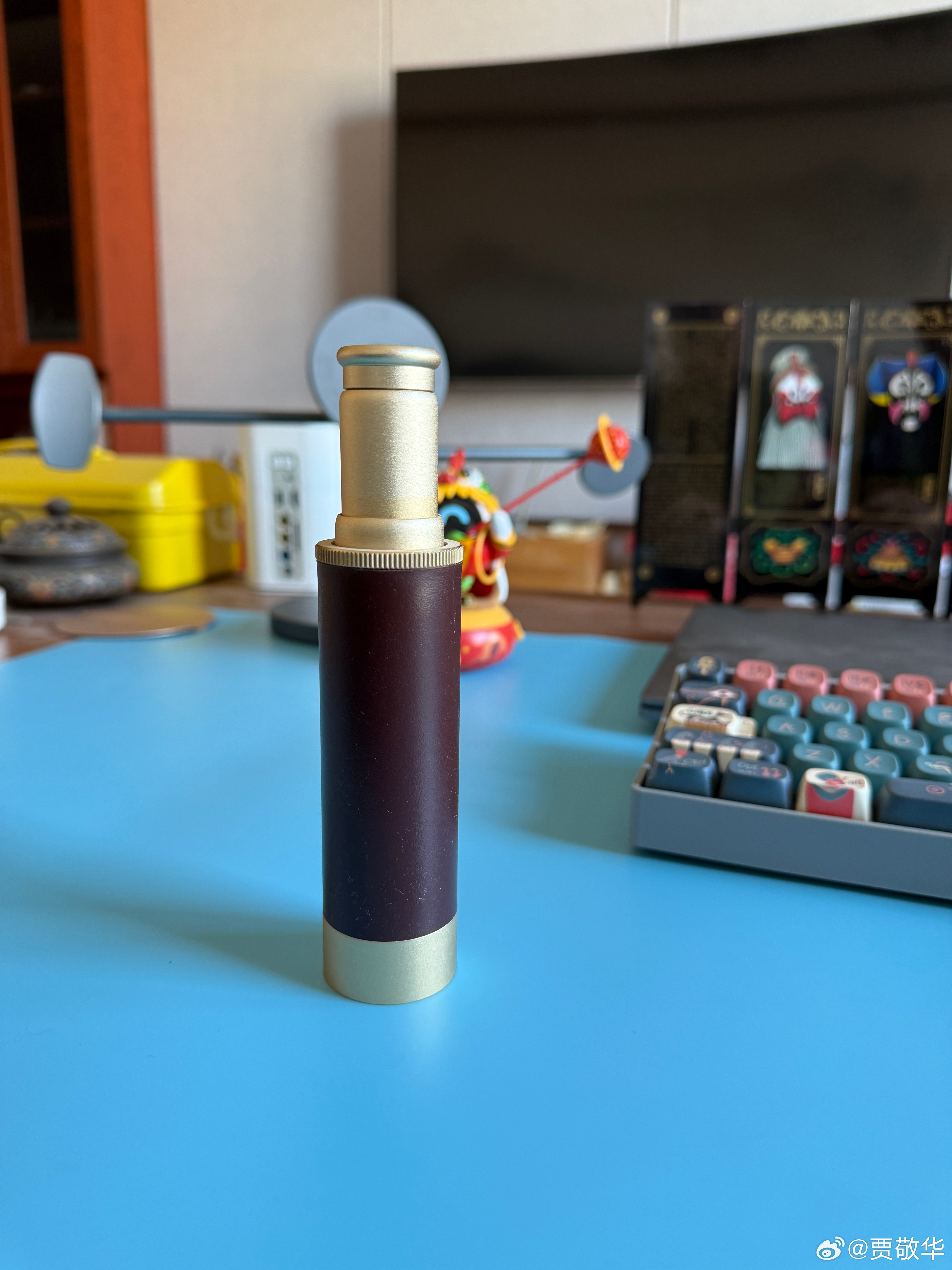 据说安卓手机的外挂镜头是这样进化的，有厂商还做了一个电动伸缩的镜头，通过蓝牙可以