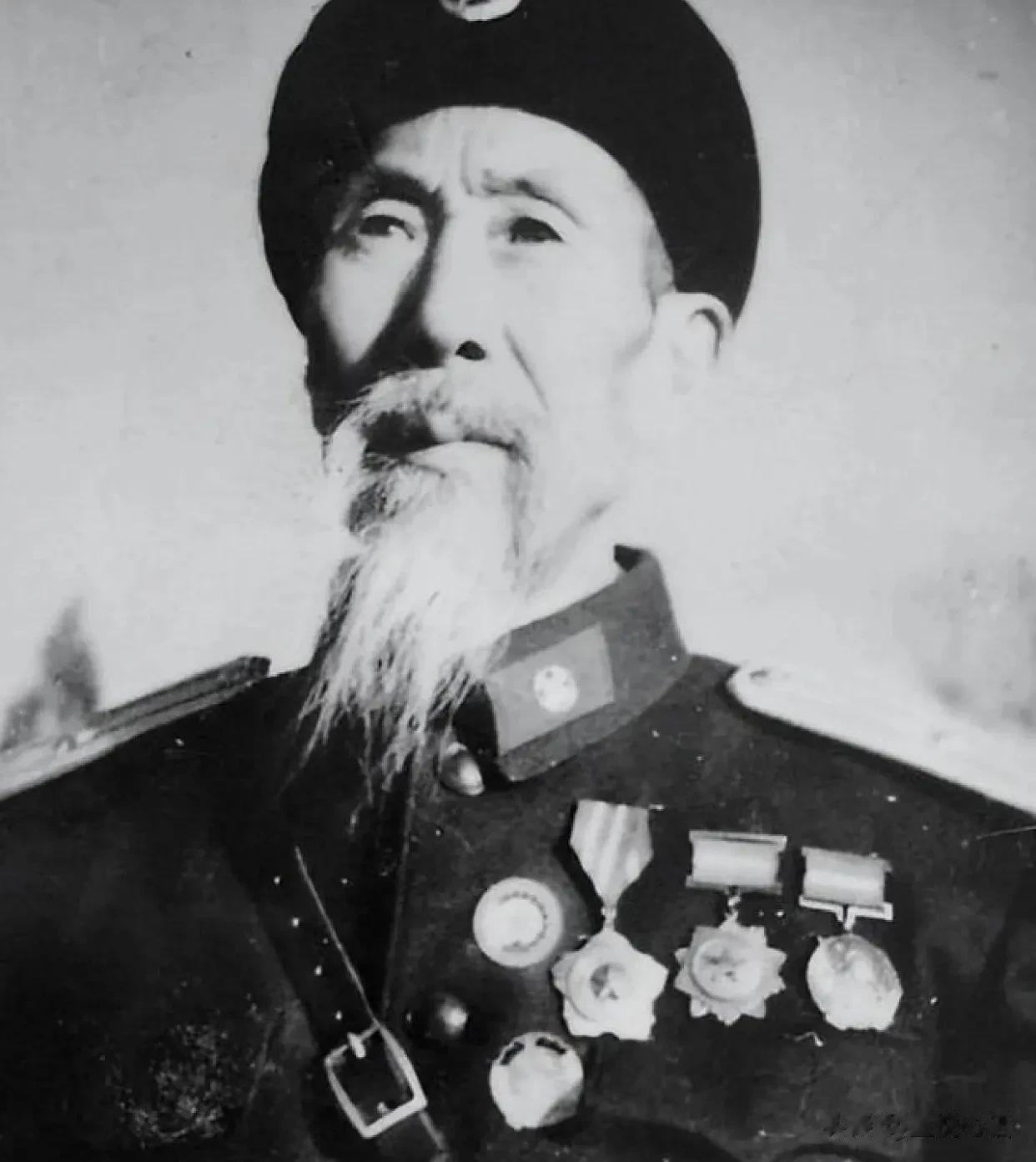 传奇中校：唯一开过国受勋的大胡子军人！
从清军北洋军一直干到解放军，77岁授街不