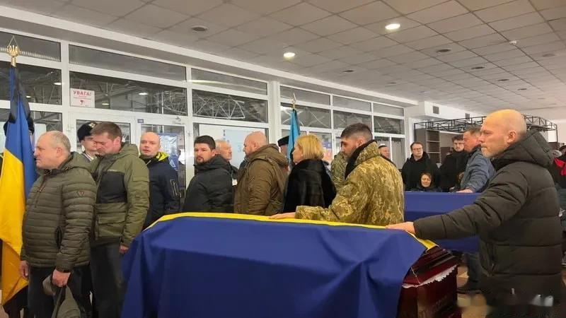 心如刀绞、含泪送别，上周乌克兰空军第7战术航空旅一架苏24M战术轰炸机在顿涅茨克