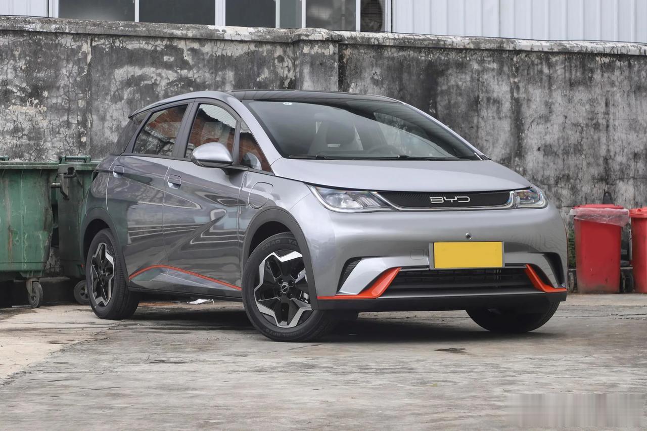 把比亚迪海豚的头灯改成与尾灯呼应的形状，一下子不那么呆板了。
图一是修改后，图二