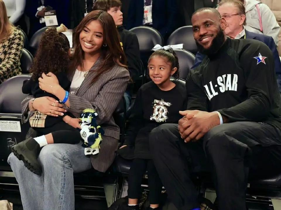 詹姆斯与科比三个女儿拥抱 官方举办得分王庆祝仪式

NBA全明星，詹姆斯队以17