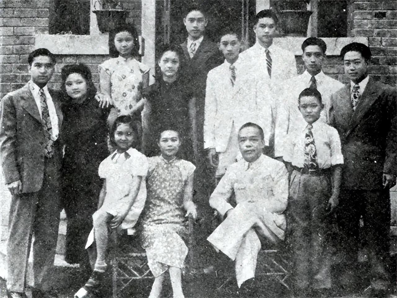 1919年，军官陈济棠看上了戏子莫秀英的“肚子”，觉得她肯定能生。不成想，莫秀英