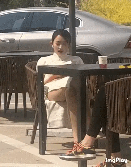 漂亮小姐姐发现有人在拍她，好美好温柔[爱慕]爱了爱了，结果拍的人落荒而逃……。
