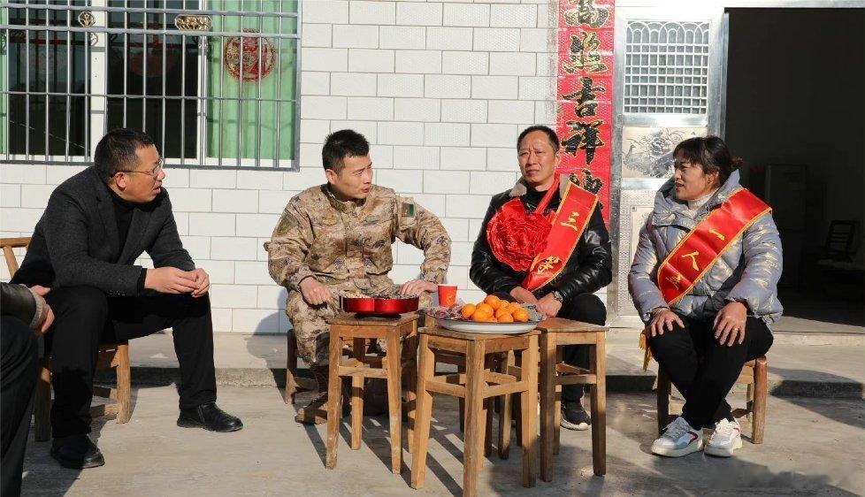 【江西德安：军营传喜报，关爱送家门】一人立功，全家光荣。近日，江西省德安县三个乡