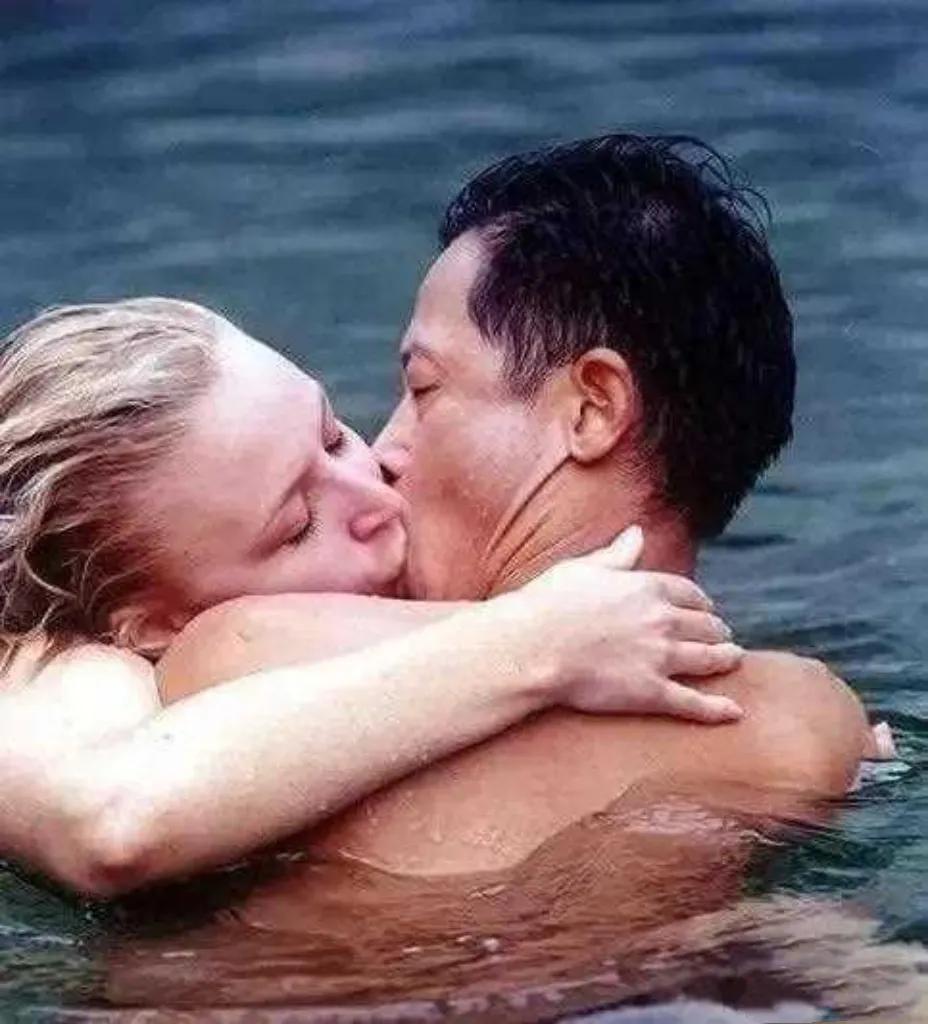 多年前，王志文在一部电影里和一个欧美女演员在水中激吻的剧照，王志文算是给中国男人