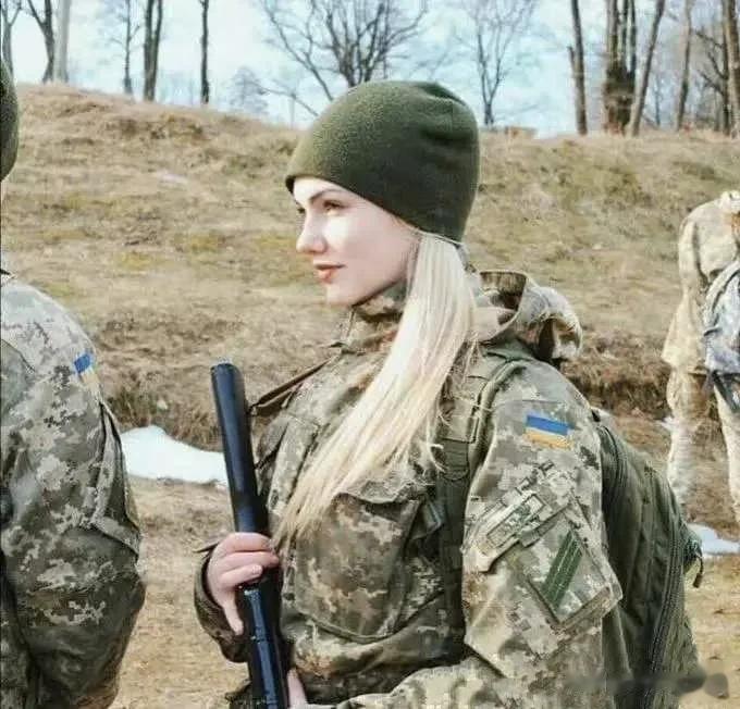 乌克兰女子颜值确实高，这穿上军服确实是英姿飒爽，遗憾的现在是俄乌兵戎相见，真刀真