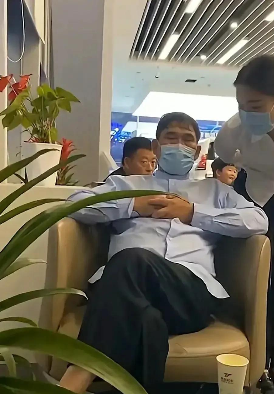 低调朴实的大衣哥也学会“耍大牌”了。
去年大衣哥朱之文在应邀参加一场演出时，据说