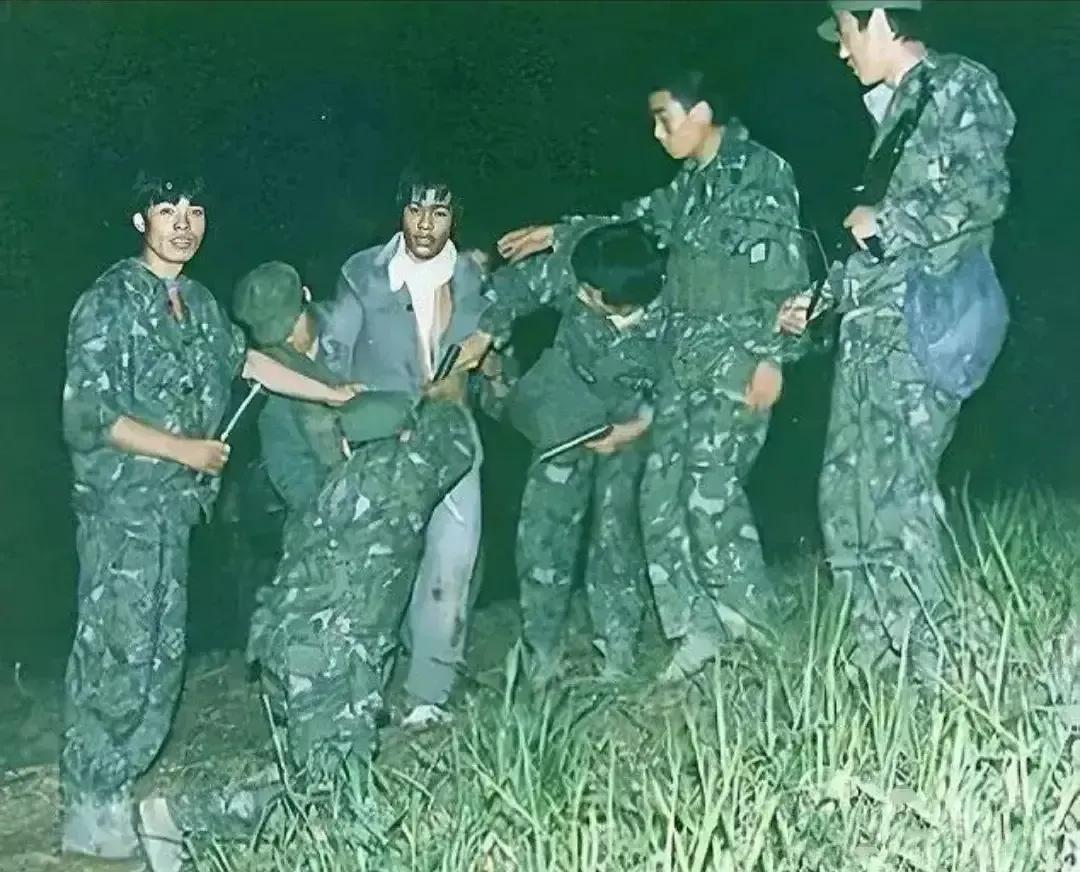 越战第一侦察兵捕俘手，钢刀穿胸奔袭30里，荣立一等功后，拒绝提干。

这张照片拍