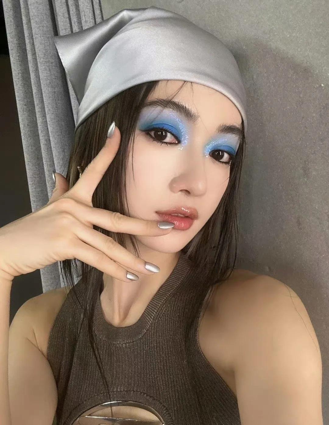 吴谨言千禧辣妹妆，蓝色眼影就该这么搭！

吴谨言发文配美照！这次真的是改变很大，