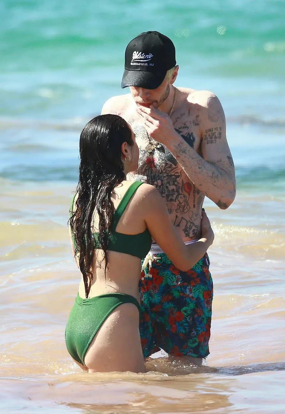 皮特和新女友甜蜜戏水上演深情一