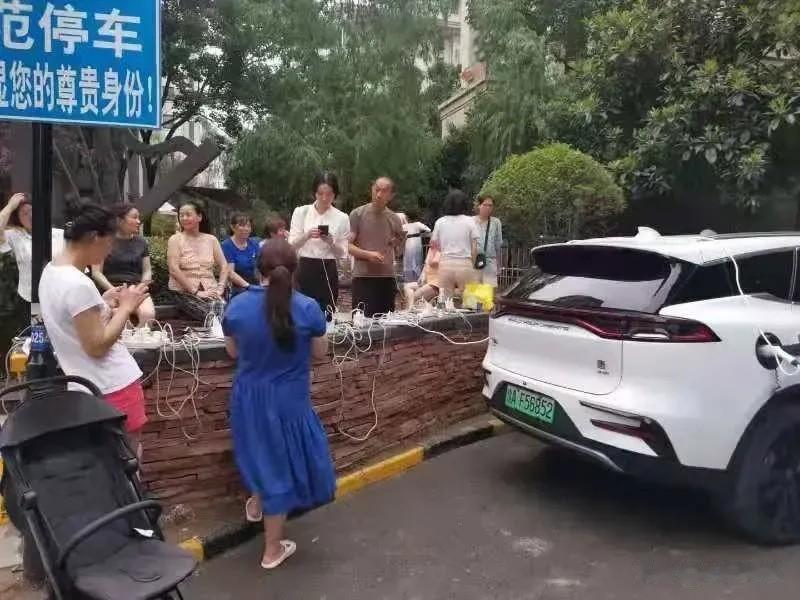 这几张图让比亚迪又火了，停电的时候有多难受，相信体验过的朋友都清楚。这次的河南暴