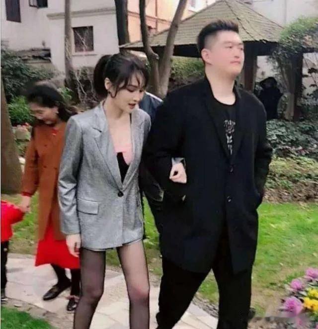 3月24日，有网友曝光了赵本山儿子赵一楠的一段近期视频，视频中他与一名年龄相仿的