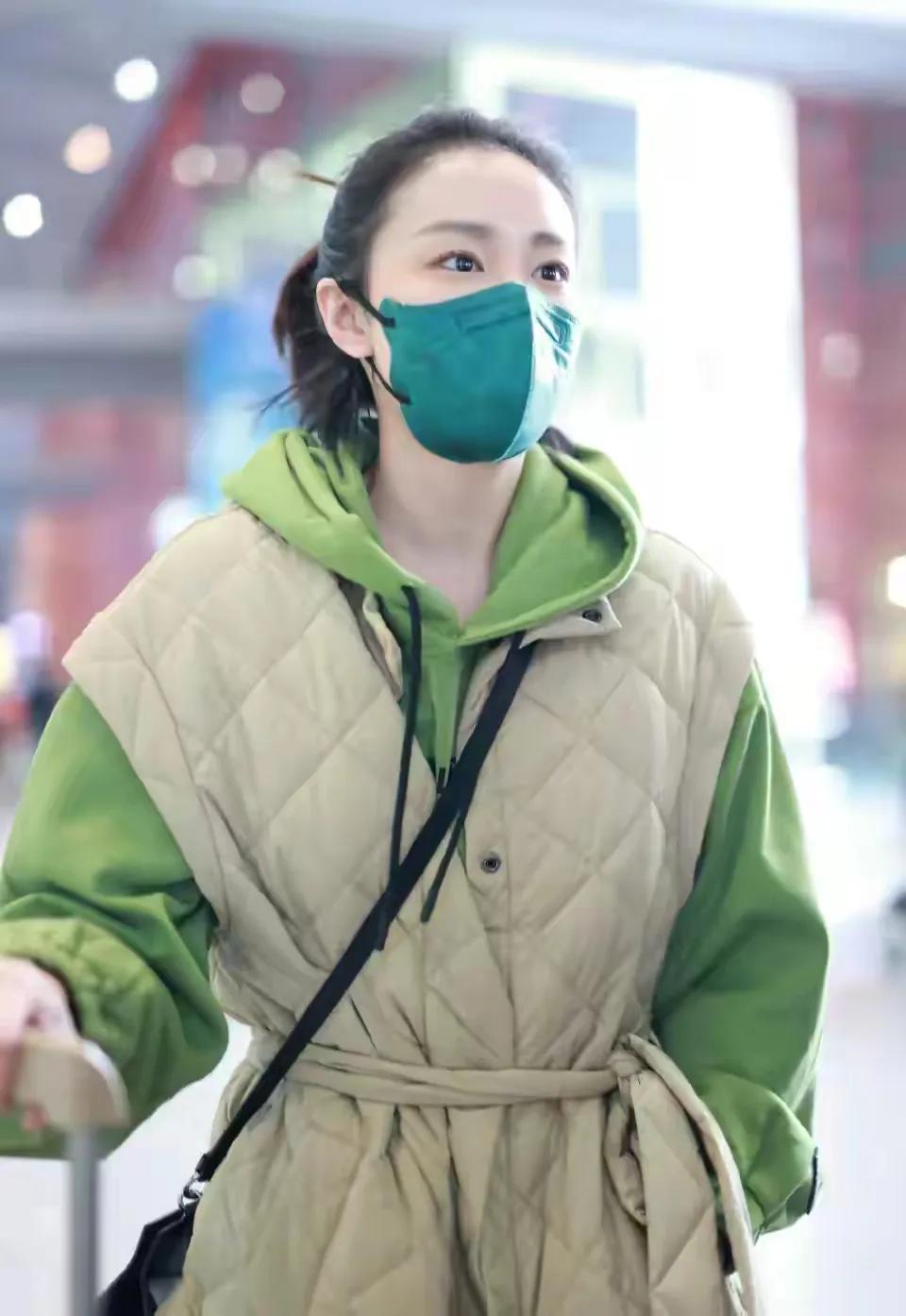 高叶穿落肩款羽绒马甲现身机场，内搭绿色连帽卫衣，清新时尚又减龄。

高叶扎简单马