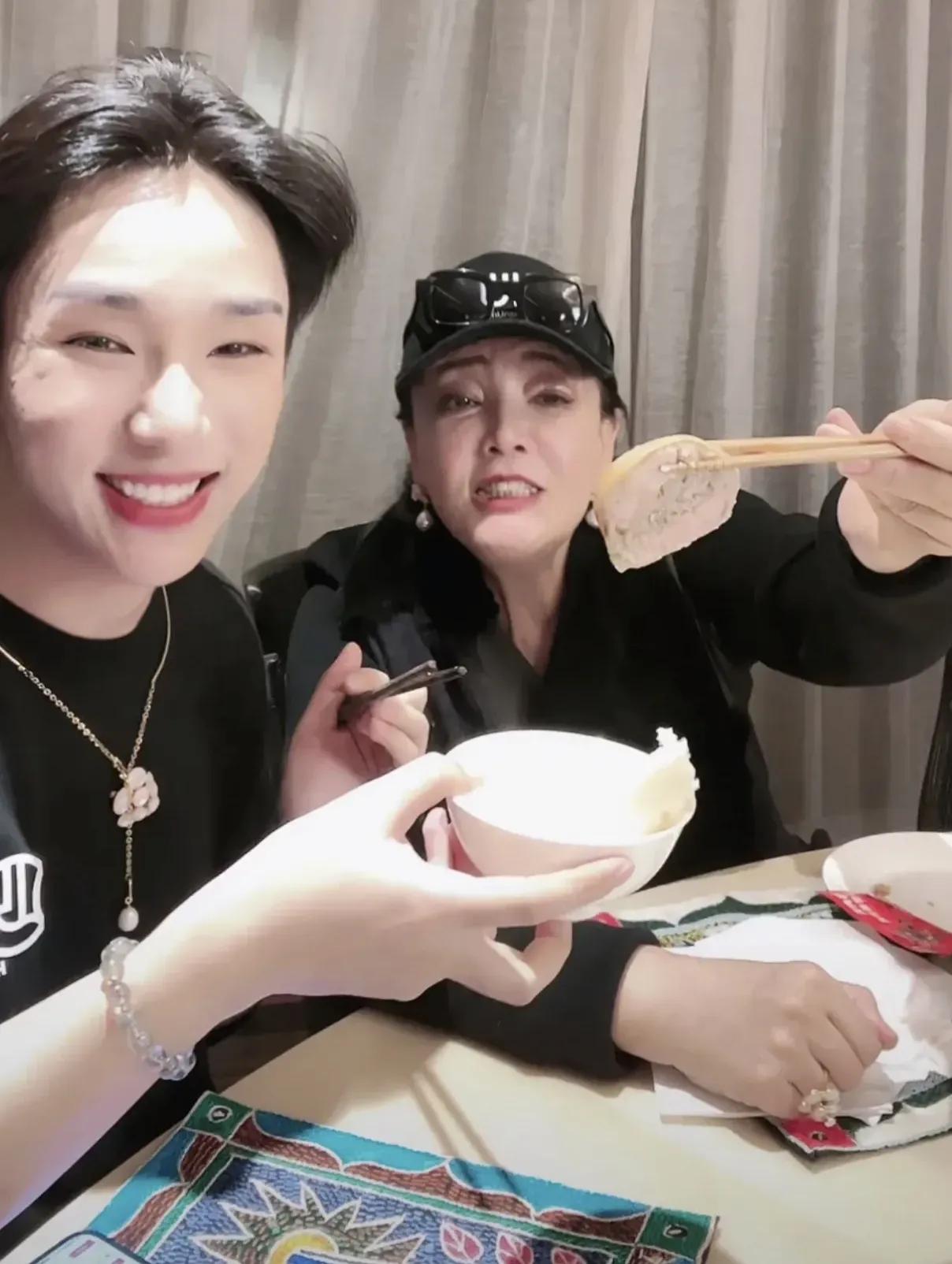 真是想不明白，为何张兰直播间的男生通常都打扮得花枝招展的，又是涂口红又是化妆，男