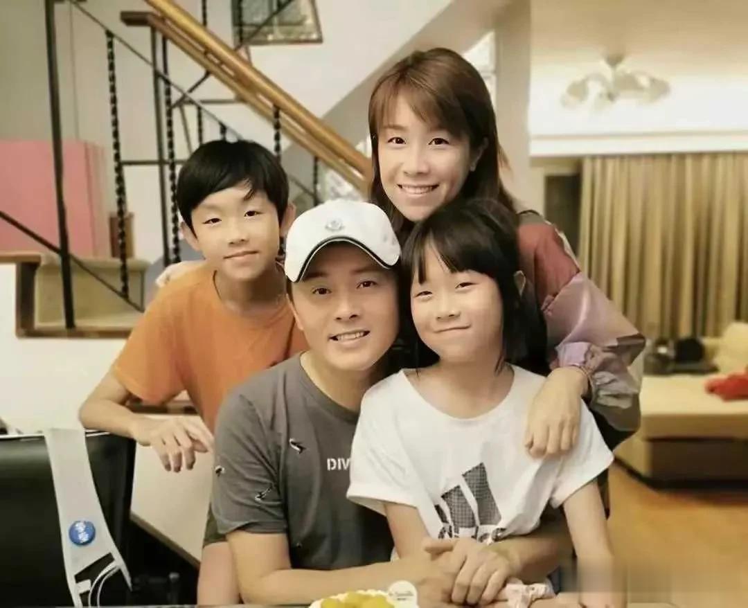 4月3日，前TVB著名艺人蔡淇俊拍摄了一组照片，曝光了他与姜大卫夫妇在广东佛山的