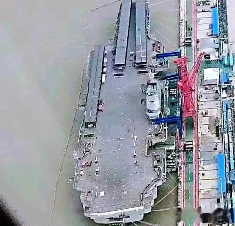 距离海试更近了！福建舰疑似已经安装两台电磁拦阻索，收尾工程即将全面展开，期待福建