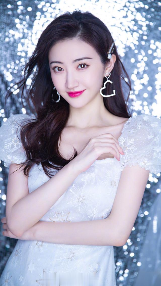 事实究竟如何，对于景甜来说都已经是过去式了，无法回应、不能回应，伤害都是既定得了