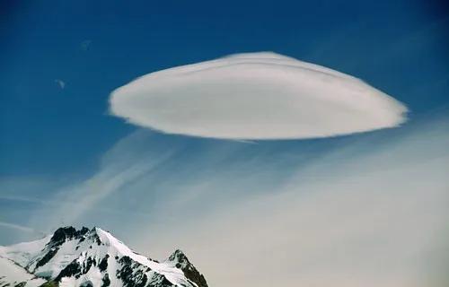 这个世界太奇妙了！此前，土耳其布尔萨上空出现了酷似UFO飞碟神秘云朵，很多人看到