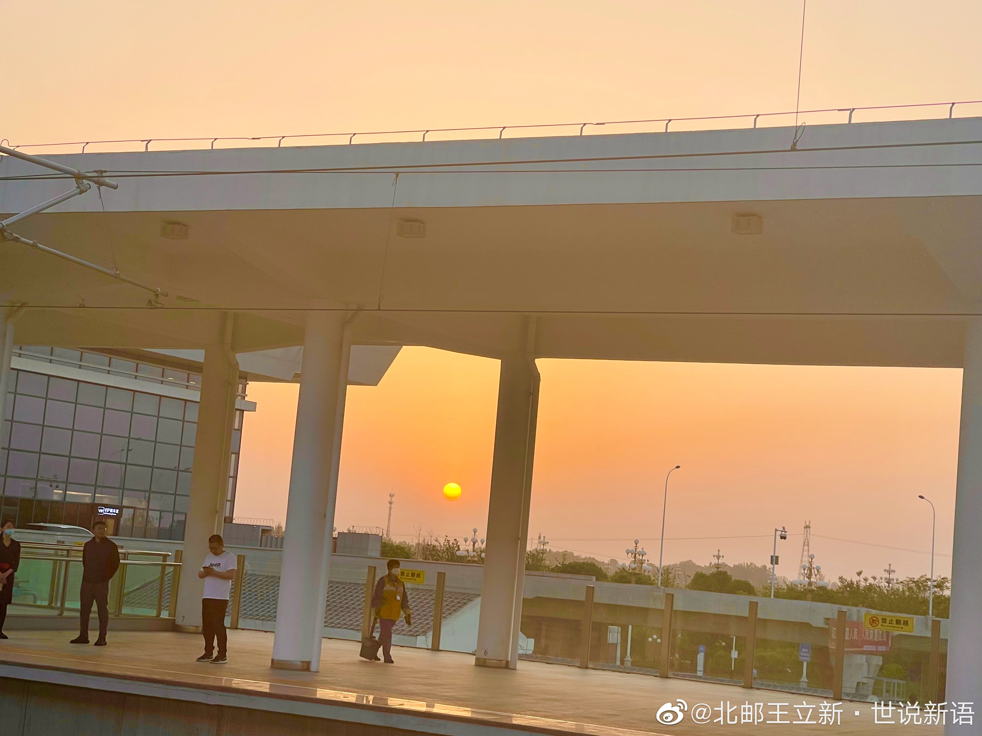 现在回北京。这个车厢就我一人。感谢榕石商学院！感谢想念食品公司！收获满满！ ​​