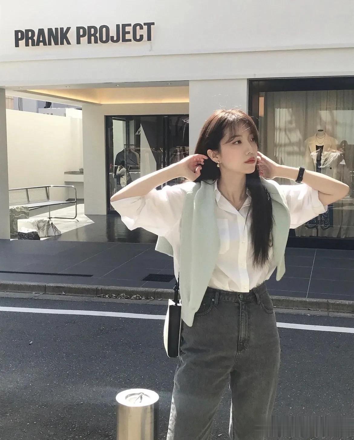 
日常通勤、又有些慵懒风的小姐姐穿搭look。
 