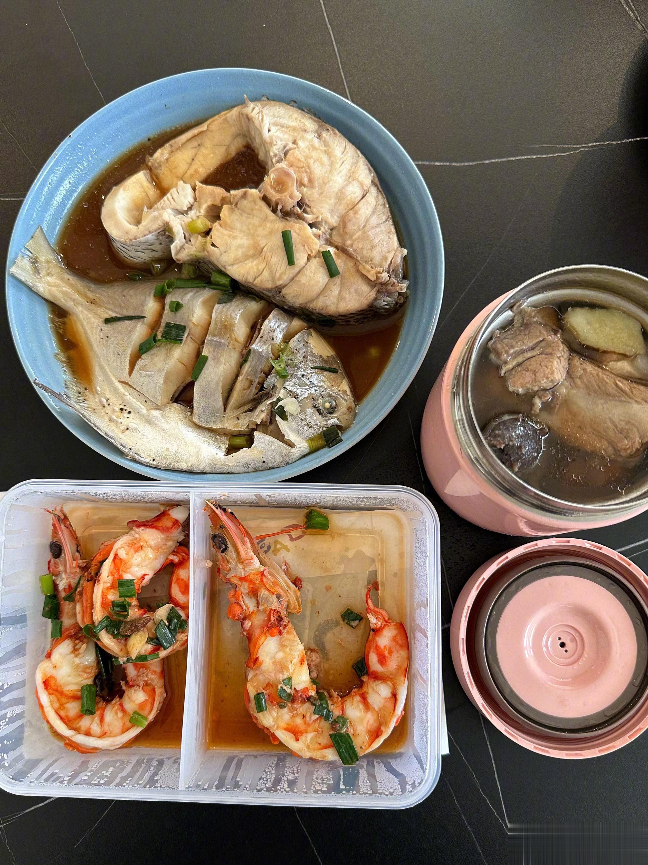 我妈最近非常迷恋给我做便当🍱 出其不意下午送来，我就莫名➕一餐。整的我伙食太好