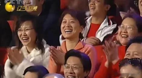 以前的春晚VS现在的春晚
以前的春晚：发自内心的笑，爆梗讨论一年 
现在的春晚：