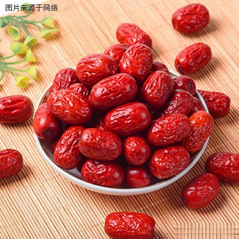 药食同源说红枣。经考古学家 从新郑裴李岗文化遗址中发现枣核化石，证明枣在中国已有