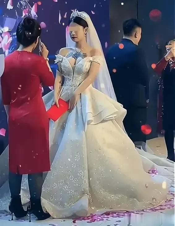 江苏一对新人结婚，婆婆不满新娘大面积纹身，迟迟不肯上台致辞，在亲朋好友的劝说下上