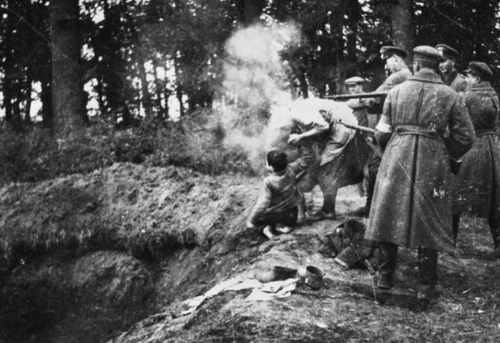 【被活埋的小男孩】
1941年10月，一群德国士兵和乌克兰民兵在乌克兰米罗波尔地