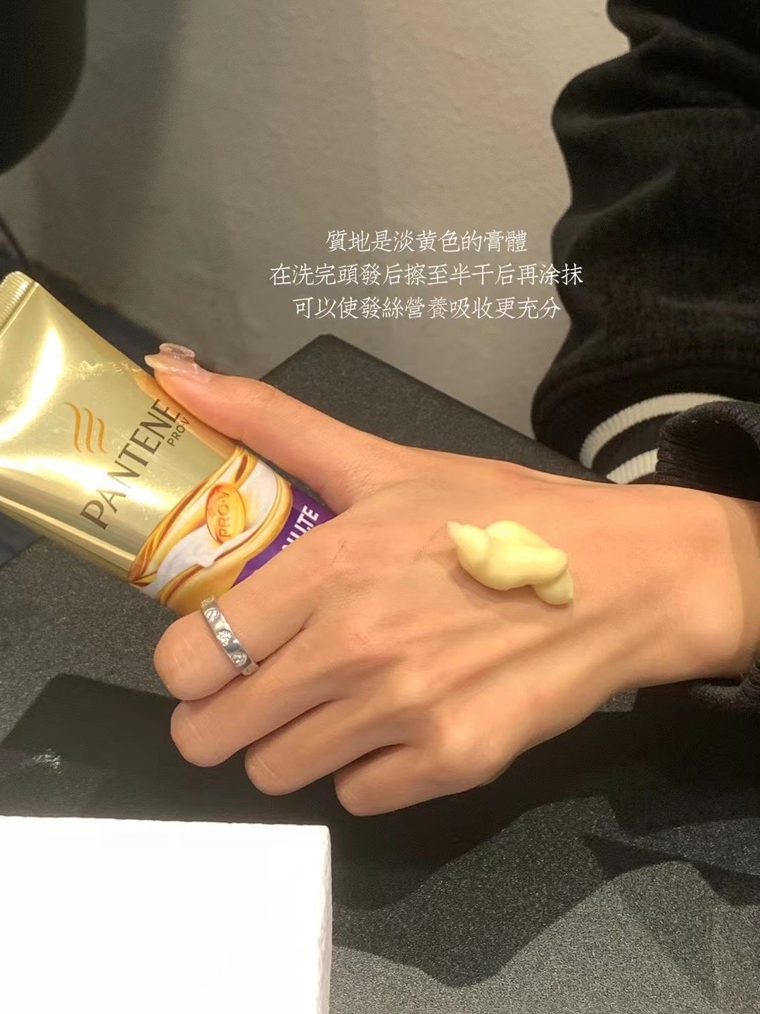小红书都推荐爆了 比几百块的发膜还好用 👍🏻我头发就非常毛躁 我用了4年 用