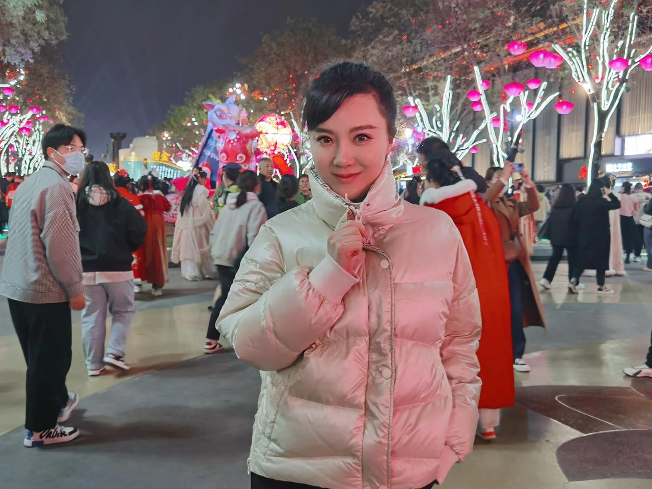 有一种冷叫“你妈觉得你冷”
​从家出发就一直下雨，温度直降十几度。妈妈说必须把她