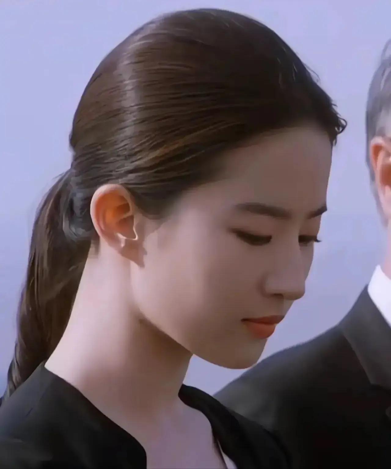 刘亦菲身上的贵气感 ，在娱乐圈独一无二，脸上每一个部位都恰到好处，精致优雅，就像