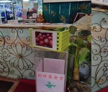 台湾有多缺蛋：游泳馆宣布捐蛋免费游全场。大陆网友：鸡蛋成货币了。
下面的图片让你