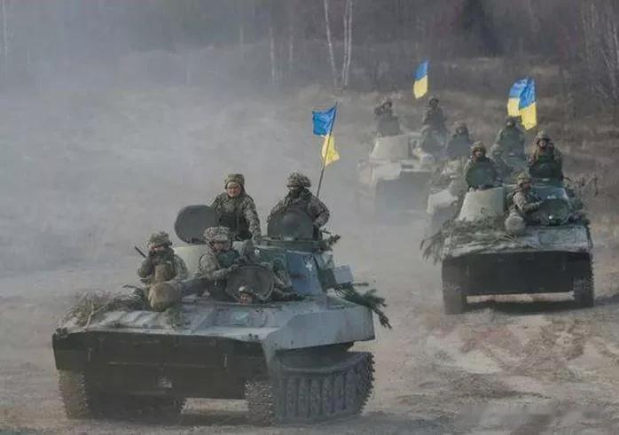 乌军趁天黑搞偷袭，漫天燃烧弹倾泻而下，瞬间白烟四起

来源:昆仑视野

在俄乌两