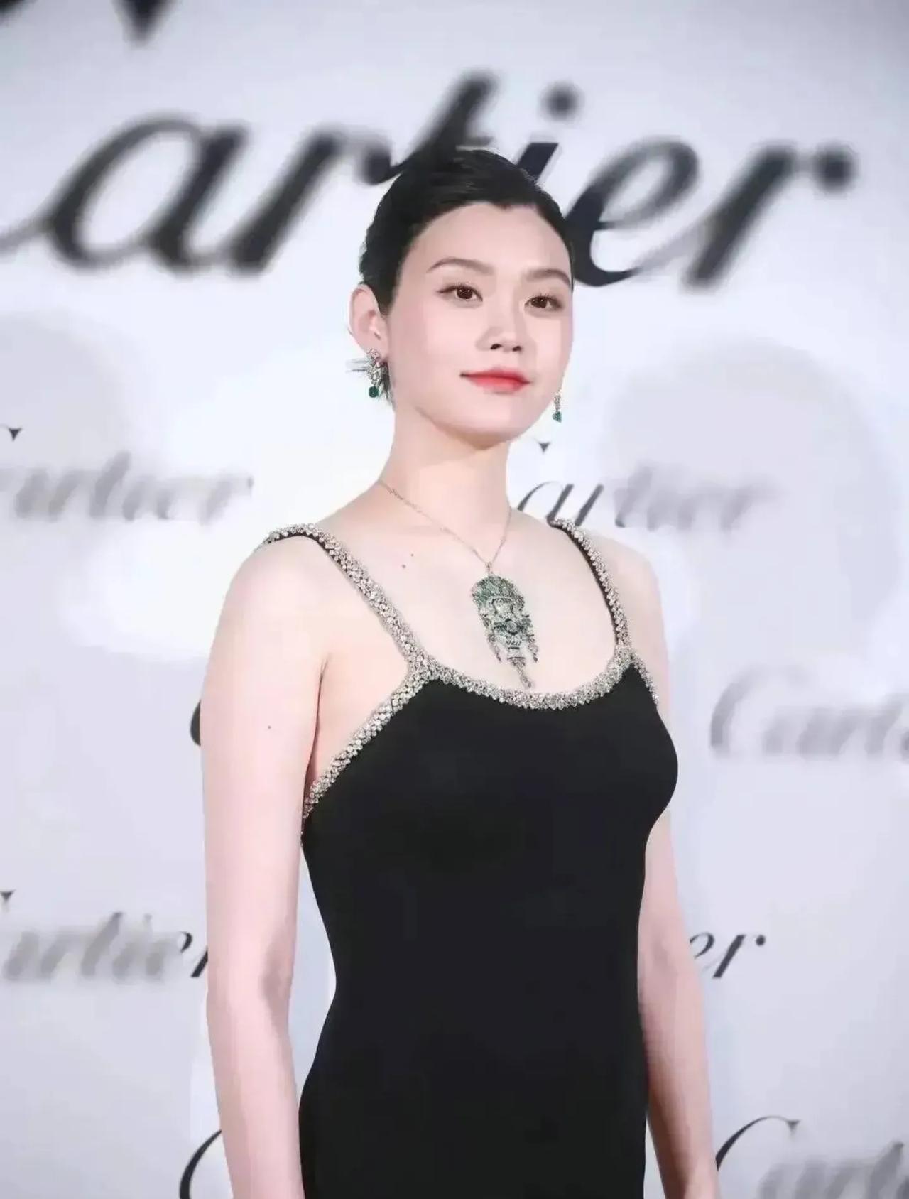 奚梦瑶嫁人以后丰满了一些，不过状态是真的好，比起当模特的时候，气质婉约太多，我个