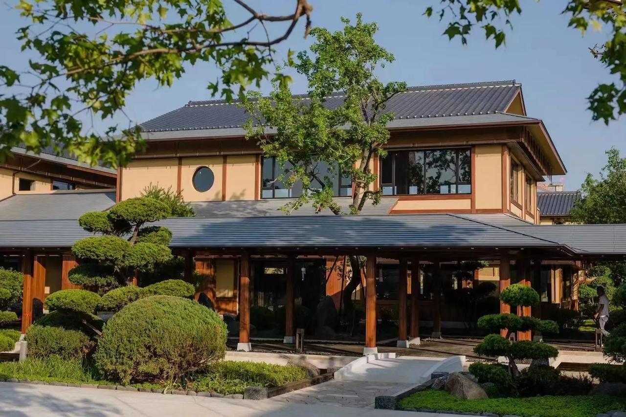 大连金石滩，曾经因日风而“名声大噪”的盛唐小京都，早已经更名为金石万巷，日风秒变