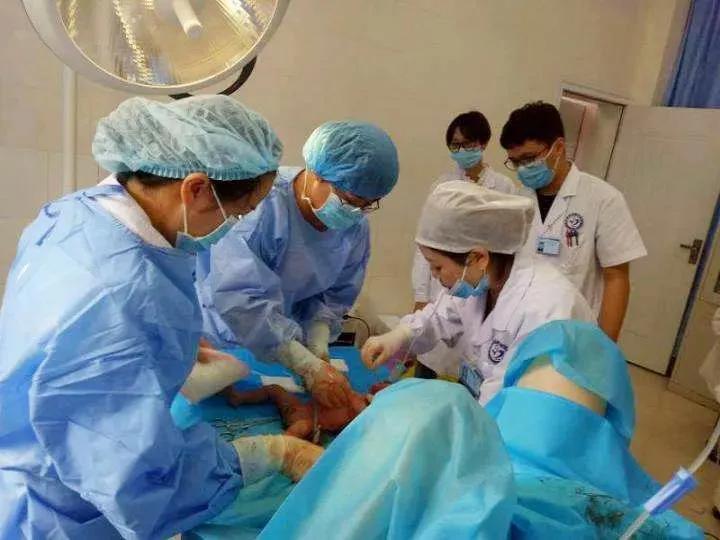 今天，我们单位一个同事老婆生三胎大出血需要输血，刚好我这个同事平时喜欢献血，大概