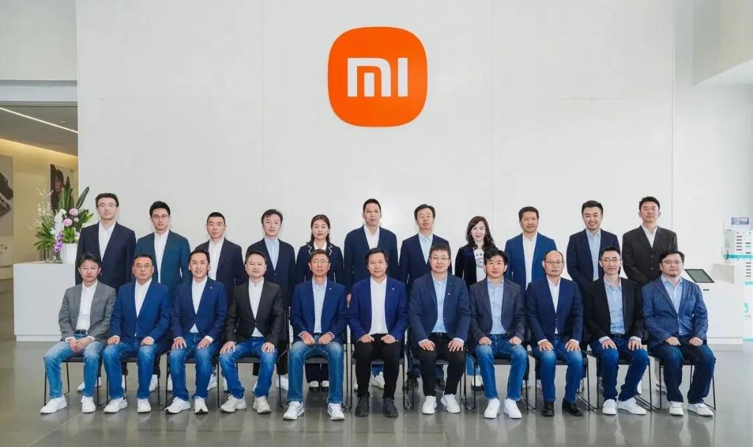 小米高层领导这穿衣服风格真的很有意思，西装搭配牛仔裤，还得来双运动鞋，这三样八竿