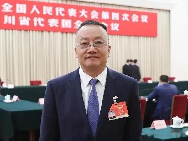 
我非常同意雅安雨城区第二中学校长庹庆明说的，英语高考分数应该降到100分这个提