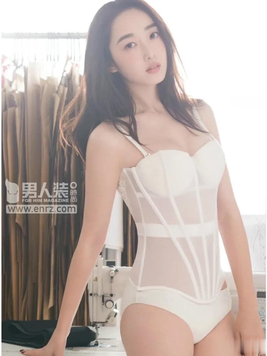 蒋梦婕的性感：心有猛虎，细嗅蔷薇。  
	
                  