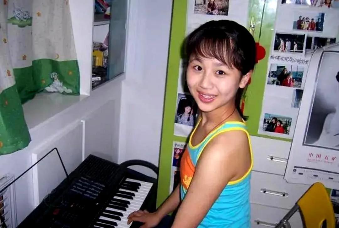 小时候的杨紫VS现在的杨紫，真是女大十八变，越变越好看。
杨紫小时候漂亮又可爱，